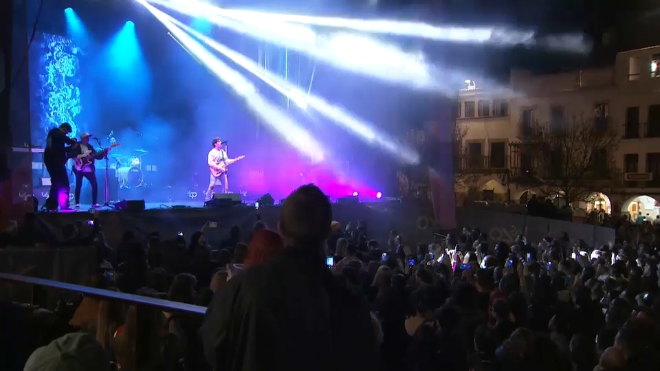 Llenazo en Cáceres unas 16 000 personas en el concierto de los 40 años